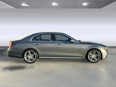 Used 2017 Mercedes-Benz E 300 4MATIC image 7