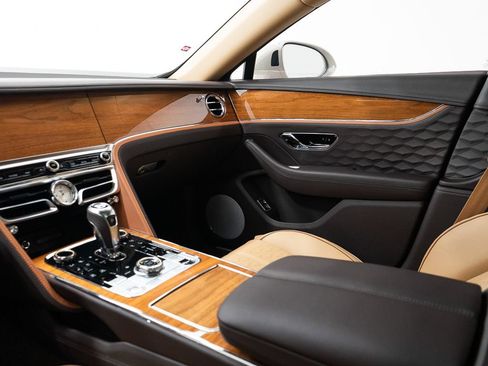 Used 2025 Bentley Flying Spur Plug-In Hybrid AWD/4WD image 30