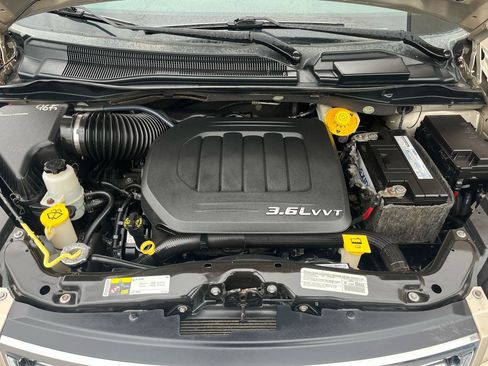 Used 2014 Chrysler Town & Country Touring image 9