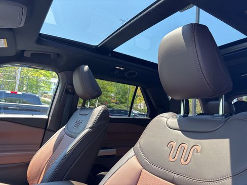 Used 2022 Ford Explorer King Ranch w/ Premium Technology Package image 29