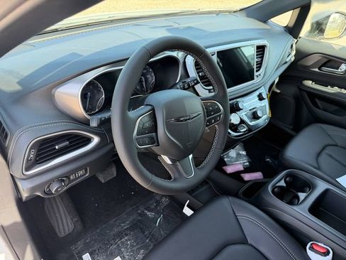 New 2026 Chrysler Pacifica Select FWD image 11