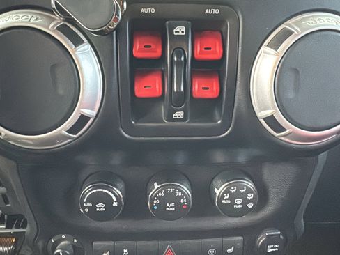 Used 2015 Jeep Wrangler Unlimited Rubicon image 19