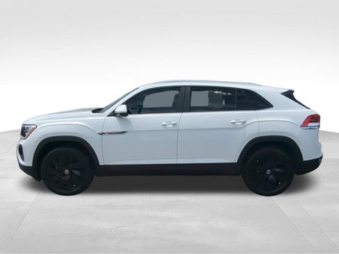 Used 2024 Volkswagen Atlas Cross Sport SE w/ Panoramic Sunroof Package FWD image 8