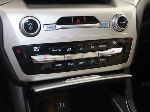 Used 2021 Ford Explorer XLT image 28