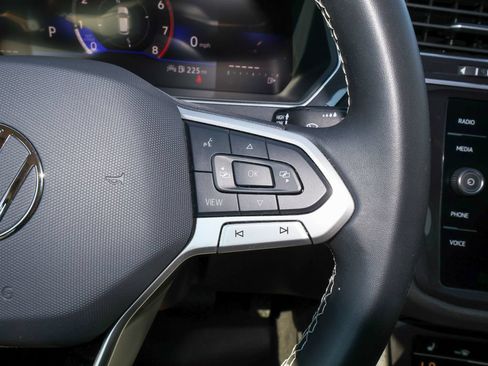 Used 2024 Volkswagen Tiguan SE AWD/4WD image 25