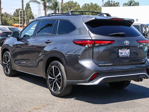 Used 2021 Toyota Highlander XSE FWD image 9