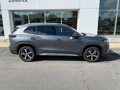 New 2025 Volkswagen Tiguan SE image 2