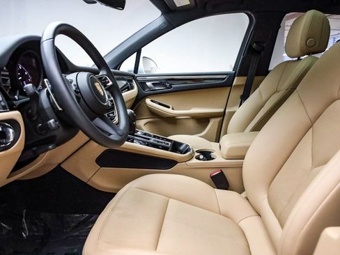 Certified 2025 Porsche Macan image 22