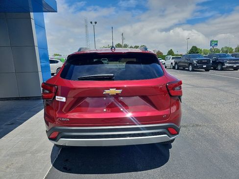Used 2025 Chevrolet Trax LT w/ LT Convenience Package FWD image 4