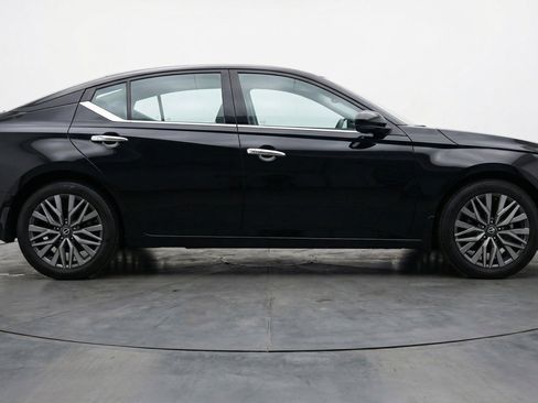 Used 2025 Nissan Altima 2.5 SV FWD image 11