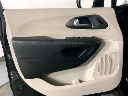 Used 2024 Chrysler Pacifica Touring-L FWD image 25