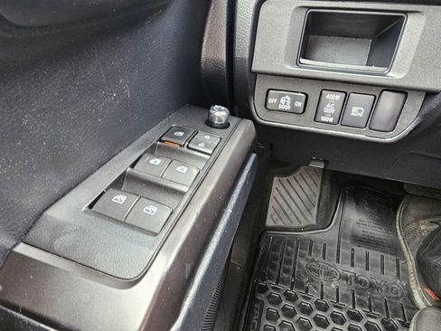 Used 2018 Toyota Tacoma TRD Sport image 38