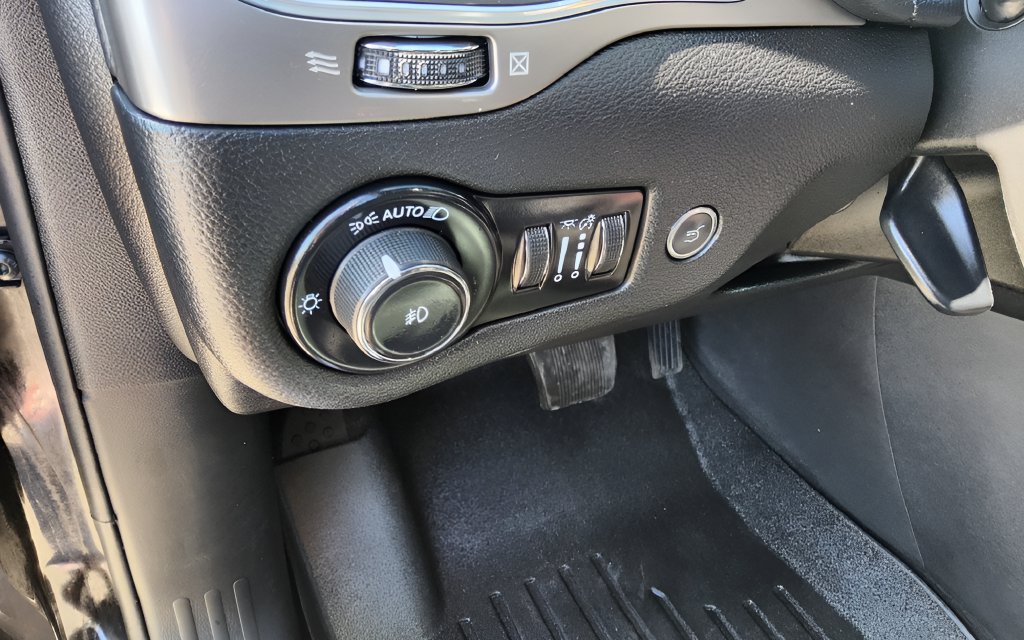 Used 2021 Jeep Cherokee High Altitude AWD/4WD image 21