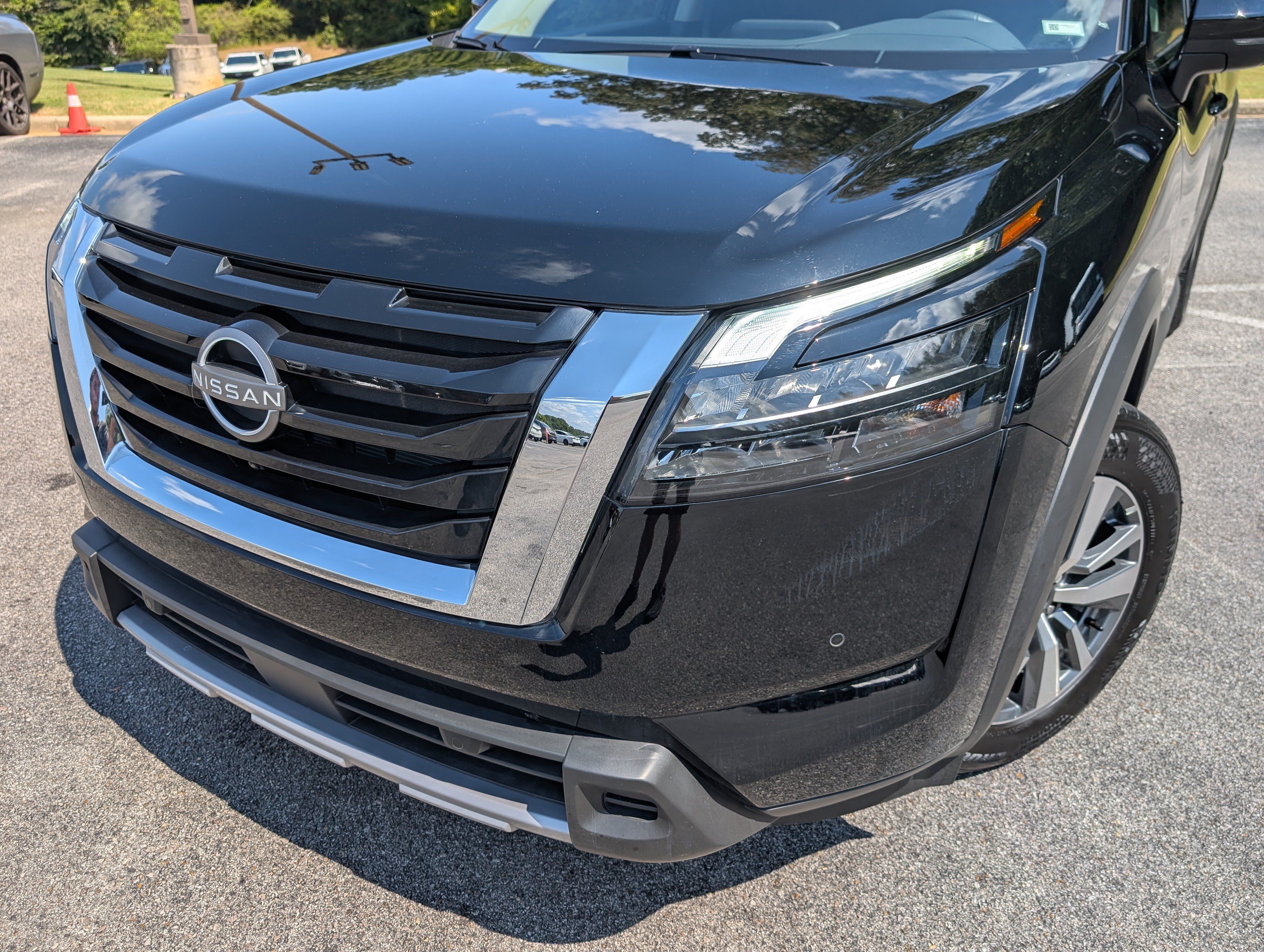 Used 2025 Nissan Pathfinder SL FWD image 13