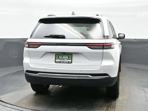 Used 2023 Jeep Grand Cherokee Limited image 2