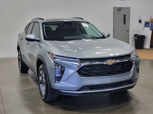 Used 2024 Chevrolet Trax LT w/ Driver Confidence Package FWD image 4