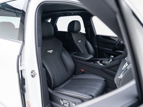 Used 2024 Bentley Bentayga image 31