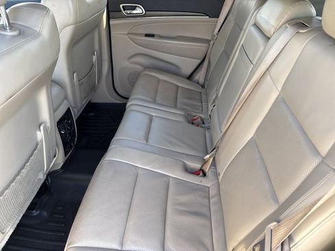 Used 2016 Jeep Grand Cherokee Limited w/ Luxury Group II image 18