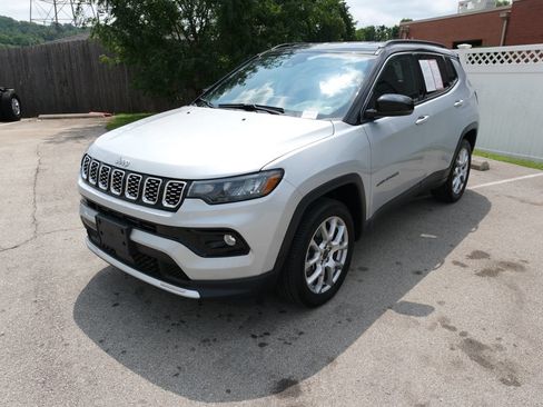 Used 2025 Jeep Compass Limited AWD/4WD image 11