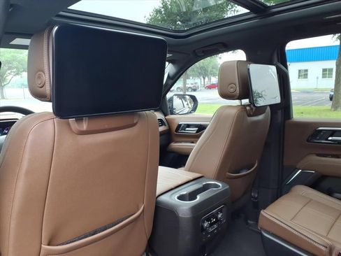 Used 2025 Chevrolet Suburban High Country AWD/4WD image 23