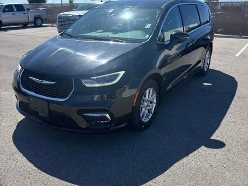 Used 2023 Chrysler Pacifica Touring-L FWD image 7