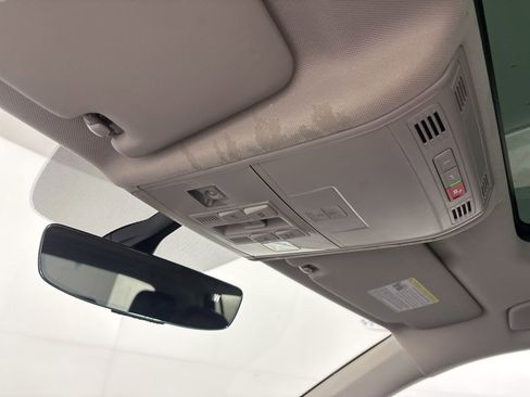 Used 2021 Volkswagen Tiguan SE image 19