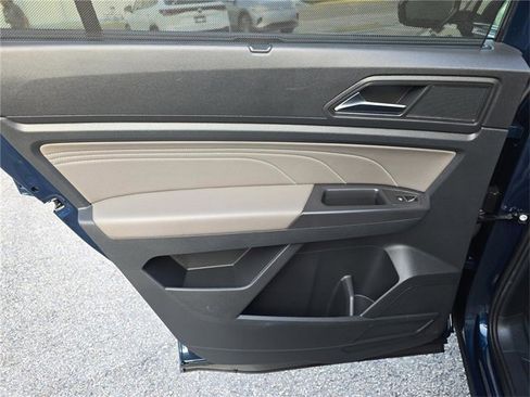 Used 2022 Volkswagen Atlas SE w/ Black Wheel Package image 9