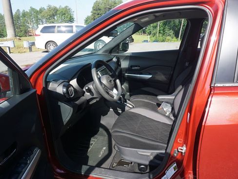 Used 2019 Nissan Kicks SV FWD image 2