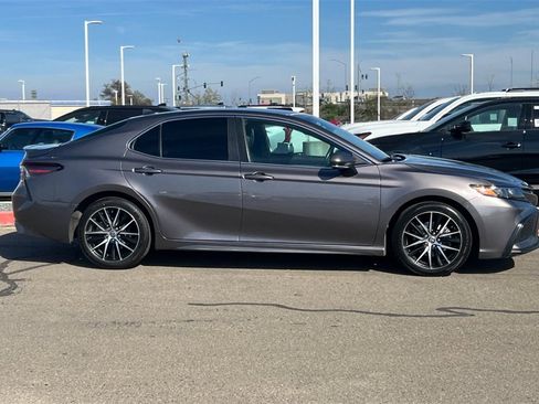 Used 2022 Toyota Camry SE image 3