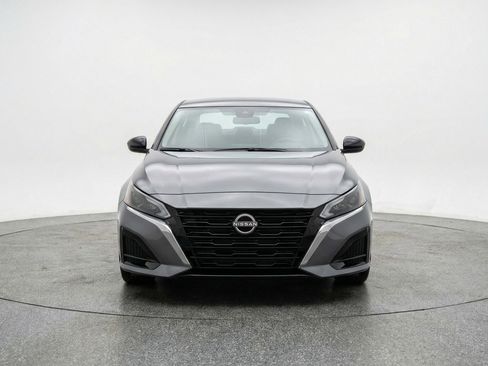 Used 2025 Nissan Altima 2.5 SV image 2