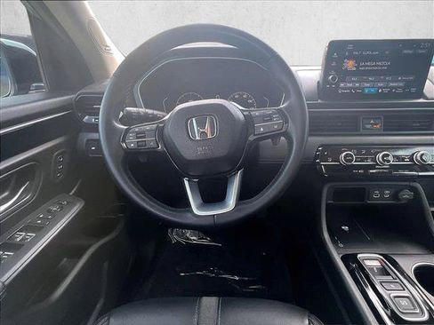 Used 2025 Honda Pilot Touring image 7