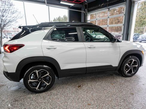 Used 2022 Chevrolet TrailBlazer RS w/ Sun and Liftgate Package image 4