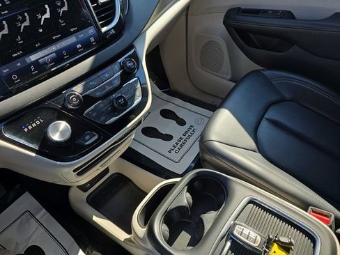 Used 2023 Chrysler Pacifica Touring-L image 30