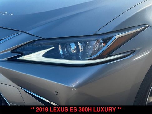 Used 2019 Lexus ES 300h w/ Accessory Package image 18
