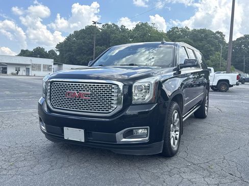 Used 2017 GMC Yukon XL Denali w/ Enhanced Security Package AWD/4WD image 3