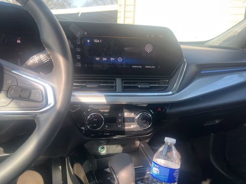 Used 2025 Chevrolet Trax LT w/ LT Convenience Package image 9