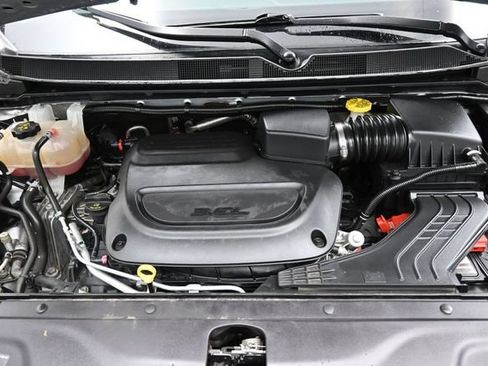 Used 2023 Chrysler Pacifica Touring-L FWD image 32
