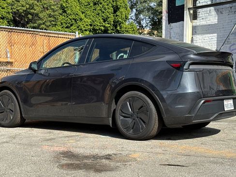 Used 2026 Tesla Model Y 2WD image 3