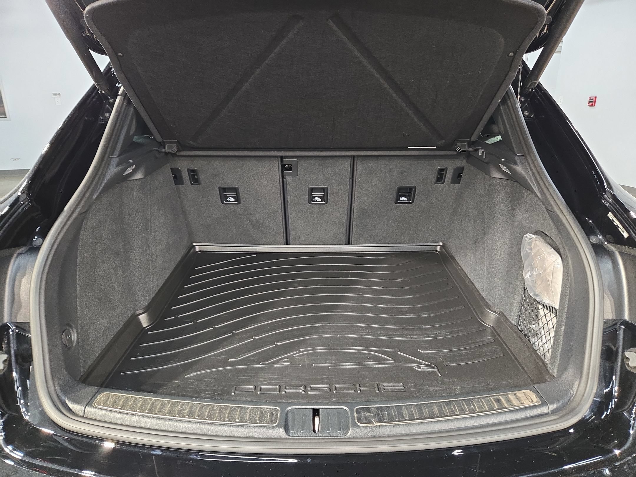 Used 2024 Porsche Macan AWD/4WD image 18