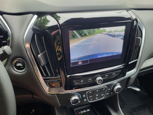 Used 2023 Chevrolet Traverse LT FWD image 17