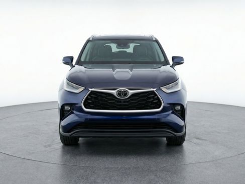 Used 2025 Toyota Highlander LE image 2