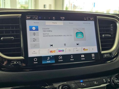 Used 2025 Chrysler Pacifica Select image 27