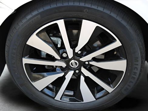 Used 2022 Nissan Sentra SV w/ SV Premium Package FWD image 2