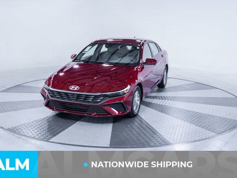 Used 2025 Hyundai Elantra SE image 2