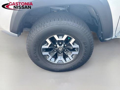 Used 2022 Toyota Tacoma TRD Off-Road w/ Technology Package AWD/4WD image 38