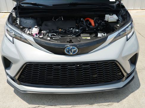 Used 2023 Toyota Sienna XSE image 8