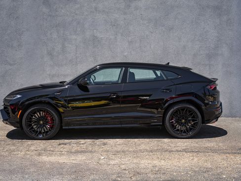 Used 2025 Lamborghini Urus SE AWD/4WD image 2