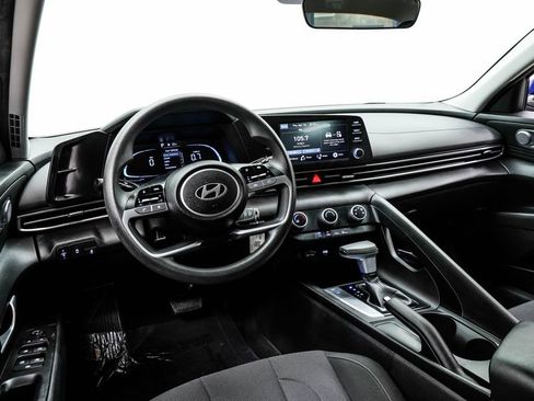 Used 2024 Hyundai Elantra SE FWD image 19
