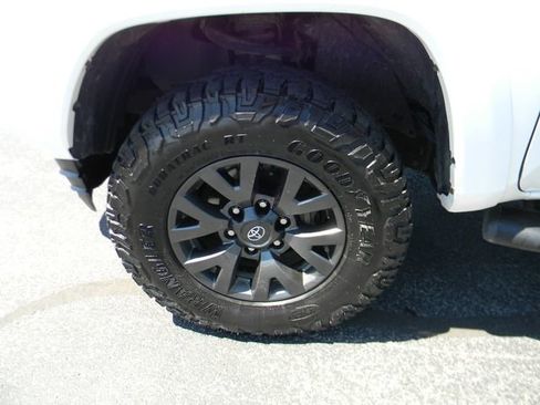 Used 2023 Toyota Tacoma SR5 AWD/4WD image 12