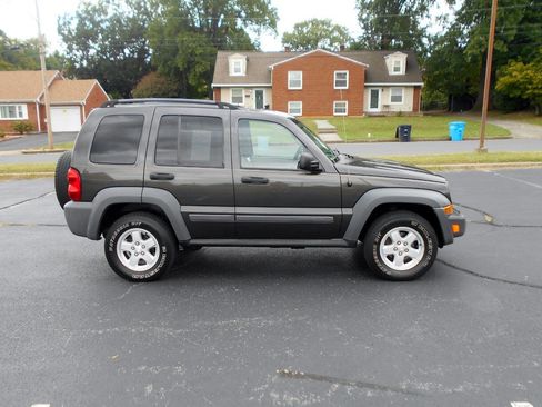Used 2005 Jeep Liberty Sport image 5
